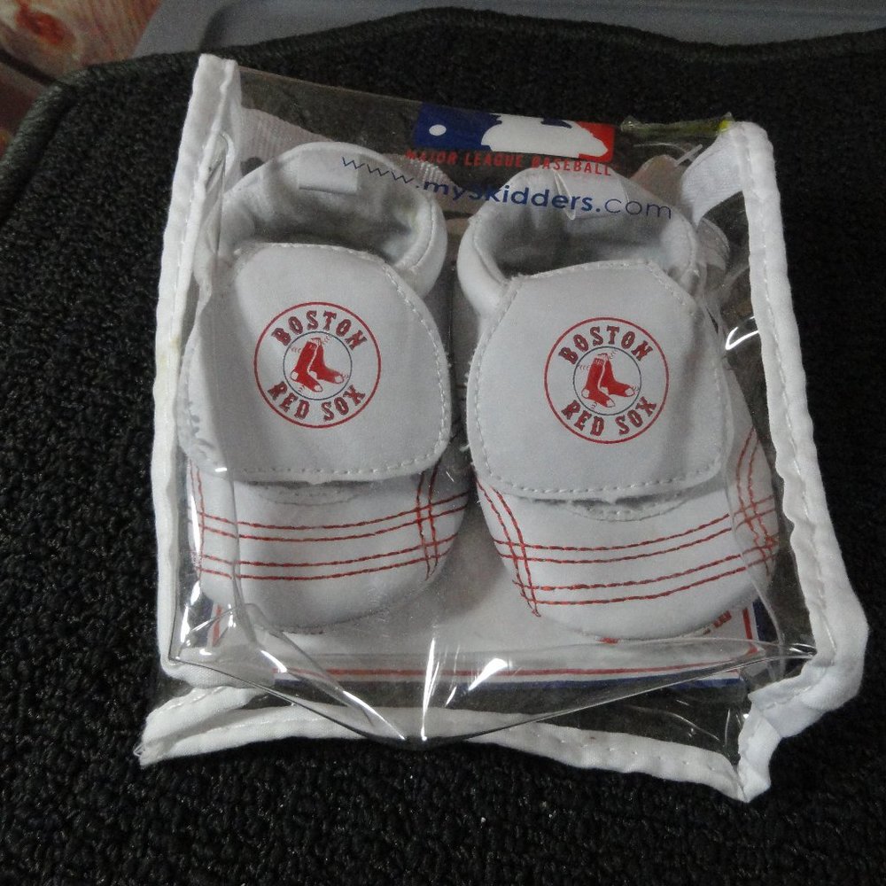 Boston Red Sox Skidders baby shoes.CUTE MLB ~New~0-6 months. Baseball fan